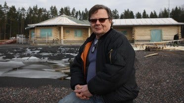 Byggde ett åttkantigt hus i aspvirke i Finland